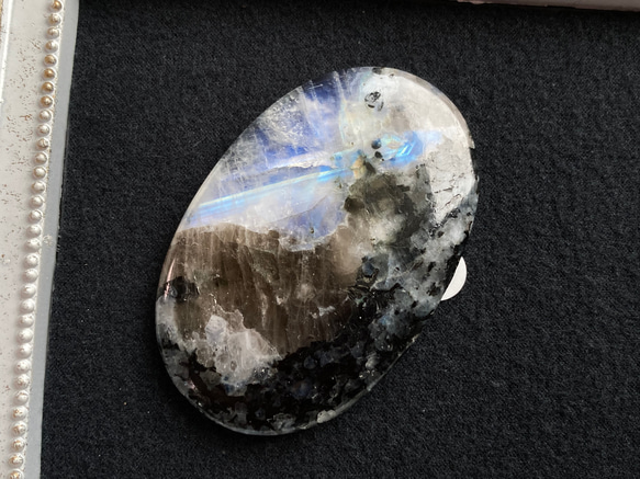 桃蓮玉‼️激レア虹入りブラックルチルリング✨ムーンストーン共生タイプ レインボームーンストーン【黒雲母バイオタイト入り】タンブル ルース