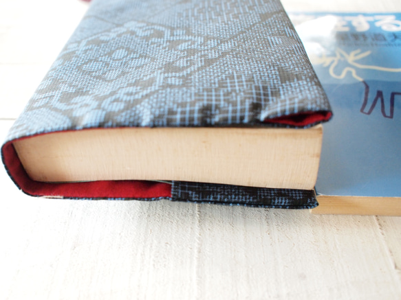 大島紬のブックカバー内布は渋目の赤　厚い本も任せて 5枚目の画像