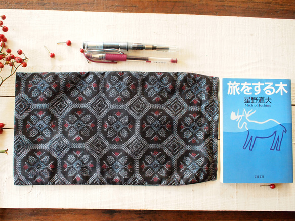 大島紬のブックカバー内布は渋目の赤　厚い本も任せて 2枚目の画像