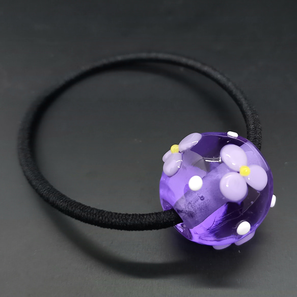 [H-218]  藤紫色に小花が咲く､とんぼ玉・ヘアゴム 4枚目の画像