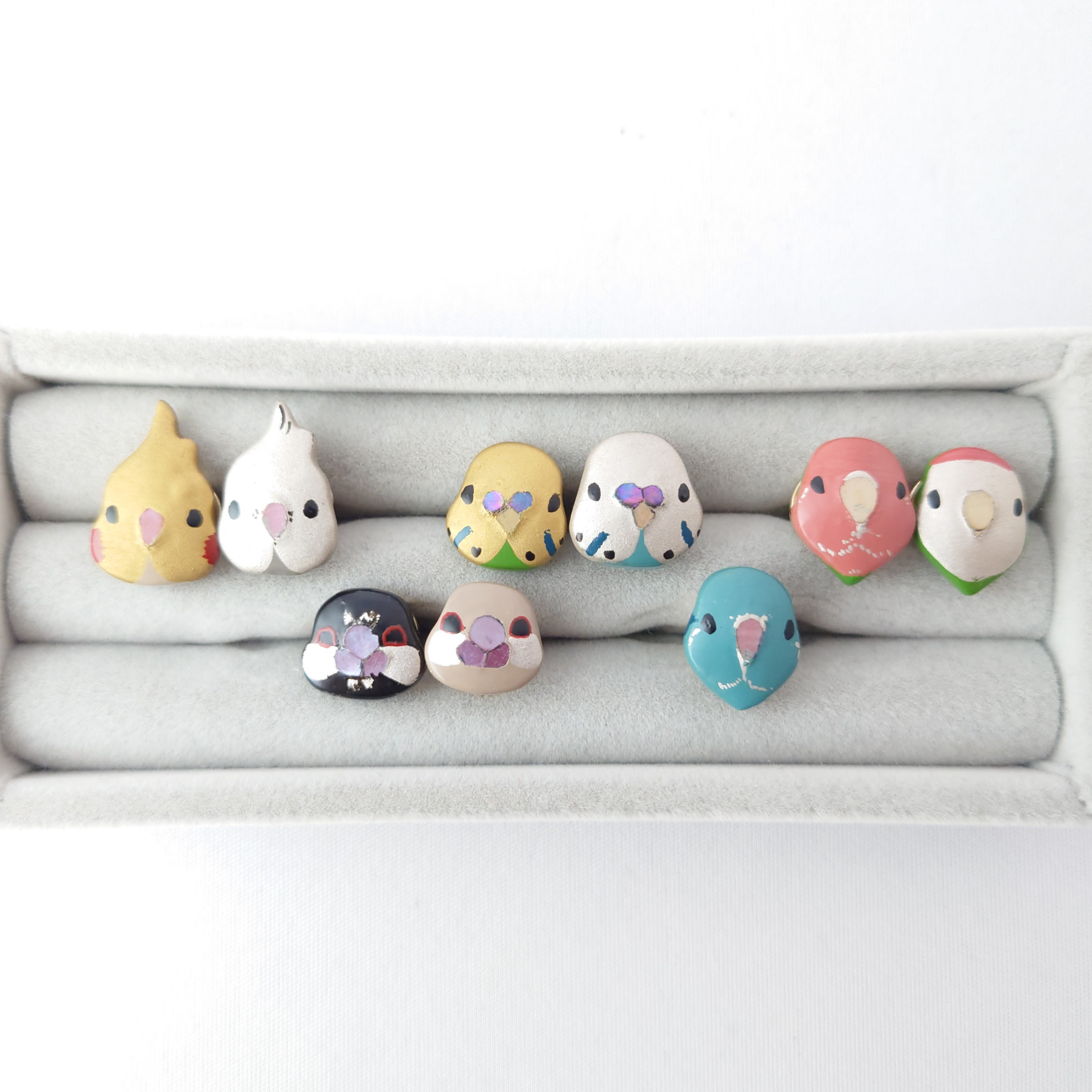 顔だけインコ 漆ピンブローチ