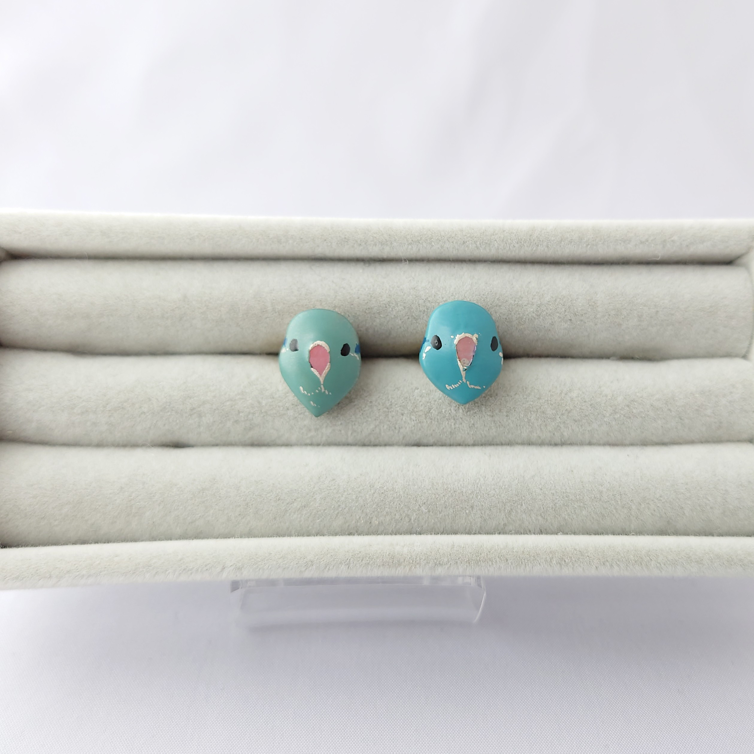 顔だけインコ 漆ピンブローチ