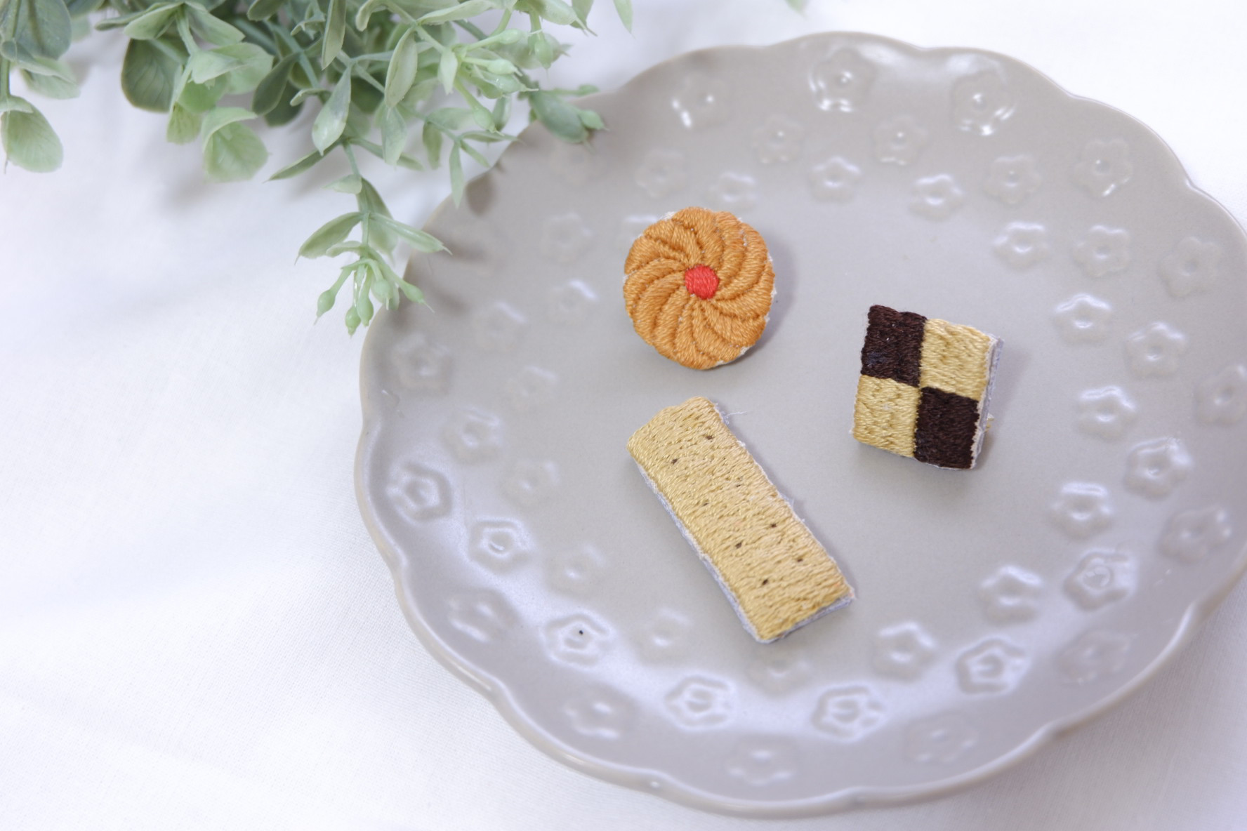 【クッキー】※ブローチ無し スイーツモチーフ☆クッキー刺繍のブローチ(3点set) ブローチ