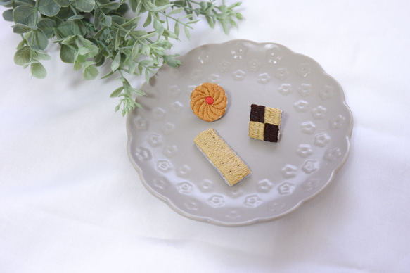 スイーツモチーフ☆クッキー刺繍のブローチ(3点set) 2枚目の画像