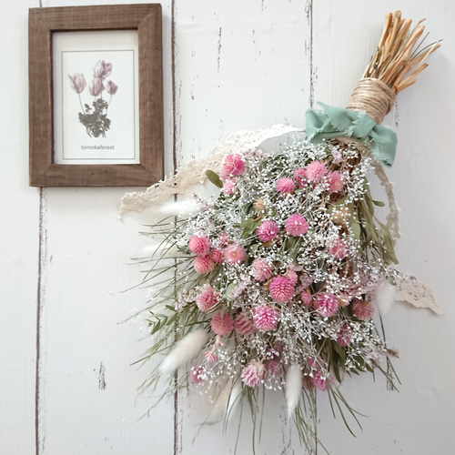 優しいくすみピンクの千日紅とかすみ草のナチュラルでアンティークな