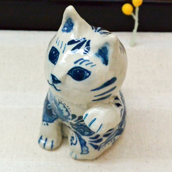 招き猫　陶器の絵付 左手あげ　ブルーの植物柄　まねきねこ　ネコ　縁起物　手作り陶器・陶芸 6枚目の画像