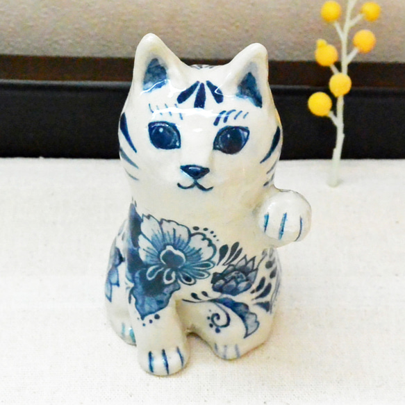 招き猫　陶器の絵付 左手あげ　ブルーの植物柄　まねきねこ　ネコ　縁起物　手作り陶器・陶芸 1枚目の画像