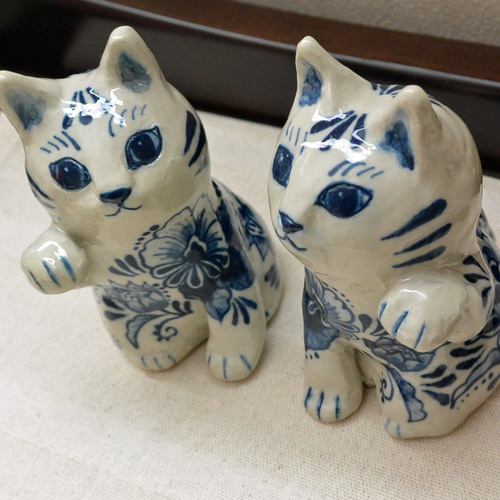 花柄陶器製招き猫 作家作品 招き猫 陶器の絵付 左手あげ ブルーの植物柄 まねきねこ ネコ