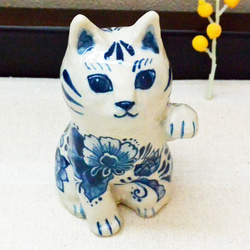 招き猫　陶器の絵付 左手あげ　ブルーの植物柄　まねきねこ　ネコ　縁起物　手作り陶器・陶芸 2枚目の画像