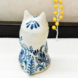 招き猫　陶器の絵付 左手あげ　ブルーの植物柄　まねきねこ　ネコ　縁起物　手作り陶器・陶芸 4枚目の画像
