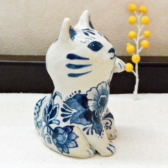 招き猫　陶器の絵付 左手あげ　ブルーの植物柄　まねきねこ　ネコ　縁起物　手作り陶器・陶芸 3枚目の画像