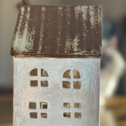 伊豆石で作った森の家をイメージしたランプシェードです。