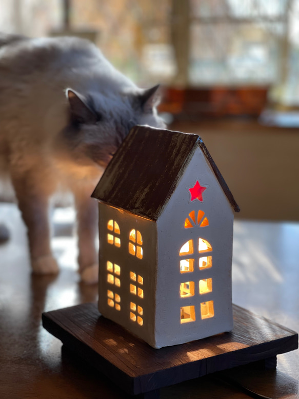 窓の灯りがどこか懐かしい校舎風お家のランプシェード&手作り