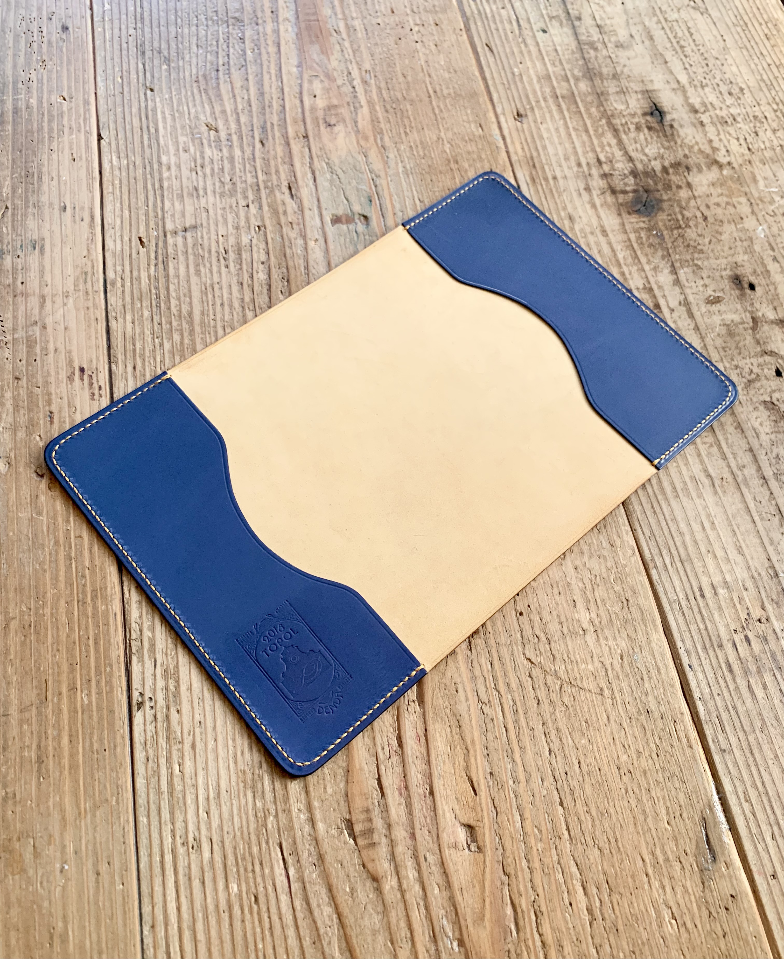 手縫いで創った革のブックカバー『Topolino 53』