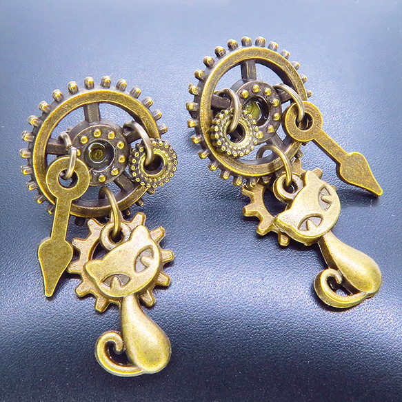 アンティークゴールド 猫と歯車のスチームパンク風スタッドピアス 時計の針 ミドルレンジ 多層 ポストピアス 2枚目の画像