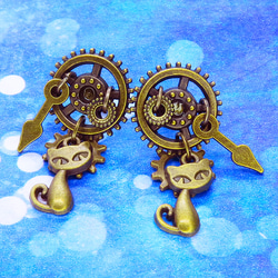 アンティークゴールド 猫と歯車のスチームパンク風スタッドピアス 時計の針 ミドルレンジ 多層 ポストピアス 10枚目の画像