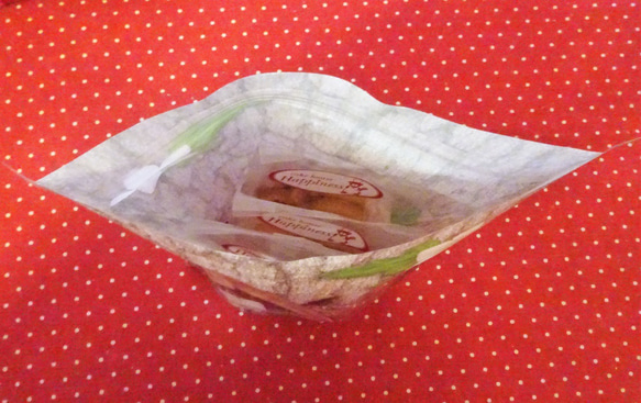 ニホンリス柄ジッパーバッグにリスの形のクッキー３袋♪ 5枚目の画像