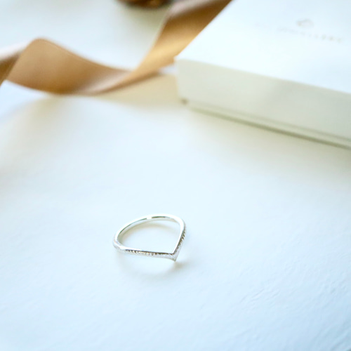 Petite] サイズとカラーが選べる！華奢なV字リング（受注製作） 指輪