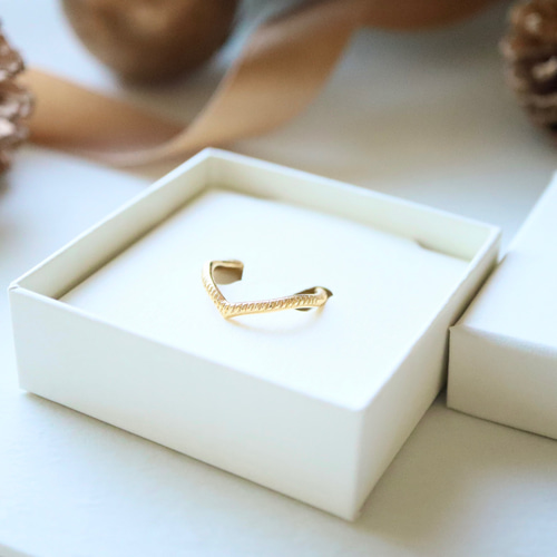 Petite] サイズとカラーが選べる！華奢なV字リング（受注製作） 指輪