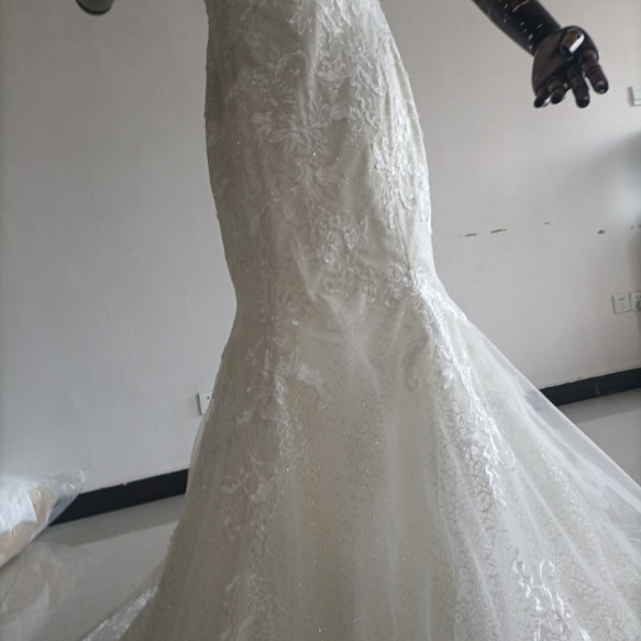 エレガント オフホワイトドレス マーメイドライン ノースリーブ 背中見せ トレーン 繊細レース 結婚式/披露宴 3枚目の画像