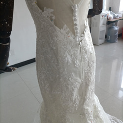 エレガント オフホワイトドレス マーメイドライン ノースリーブ 背中見せ トレーン 繊細レース 結婚式/披露宴 10枚目の画像