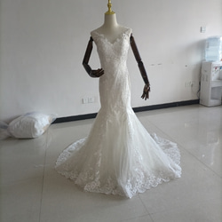 エレガント オフホワイトドレス マーメイドライン ノースリーブ 背中見せ トレーン 繊細レース 結婚式/披露宴 1枚目の画像