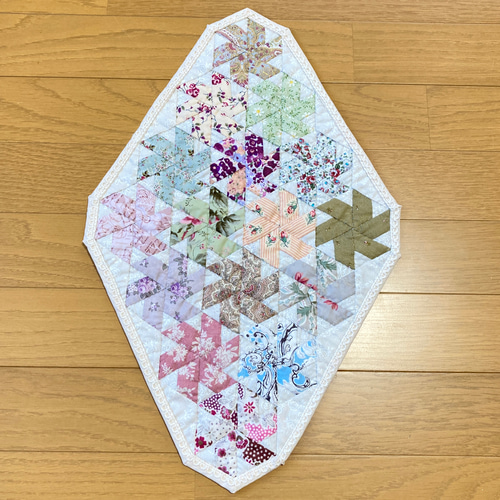 菱形のパッチワークタペストリー パッチワークキルト