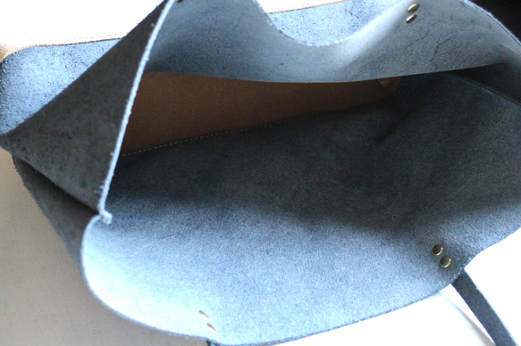 【一点物即納品】手縫いのトートバッグ ～床革ブラック×ナチュラル〜 4枚目の画像