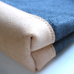 【一点物即納品】手縫いのトートバッグ ～床革ブラック×ナチュラル〜 3枚目の画像