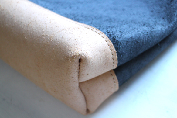 【一点物即納品】手縫いのトートバッグ ～床革ブラック×ナチュラル〜 3枚目の画像