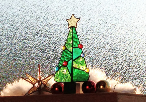 ステンドグラスのクリスマスツリー窓飾りサンキャッチャー　オーナメント 1枚目の画像