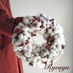 赤い実と白いコットンフラワー リース お花作家 良秋Ryosyu 通販