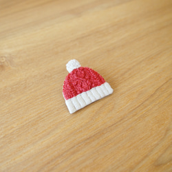 ［受注制作］アラン編みニット帽の刺繍ブローチ（red） 3枚目の画像