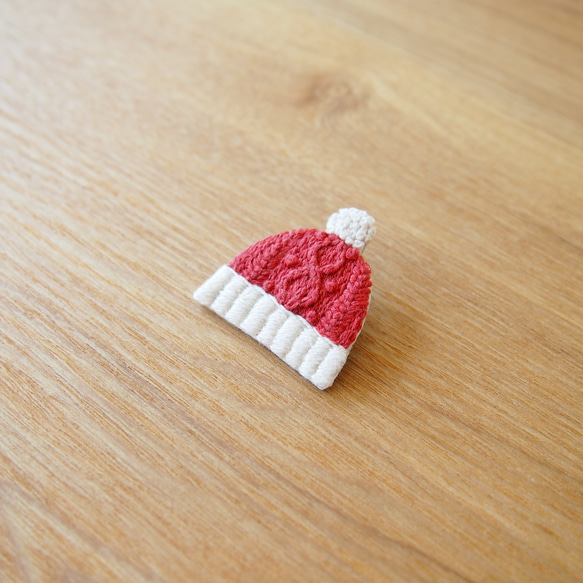 ［受注制作］アラン編みニット帽の刺繍ブローチ（red） 2枚目の画像