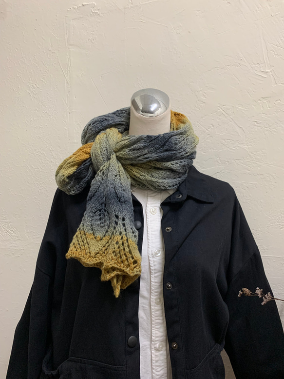 長版圍巾系列。葉子圖案圍巾。灰藍/黃段染。瑞士線材編織 第6張的照片