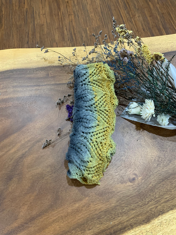 長版圍巾系列。葉子圖案圍巾。灰藍/黃段染。瑞士線材編織 第9張的照片