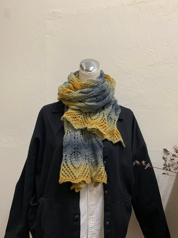 長版圍巾系列。葉子圖案圍巾。灰藍/黃段染。瑞士線材編織 第4張的照片