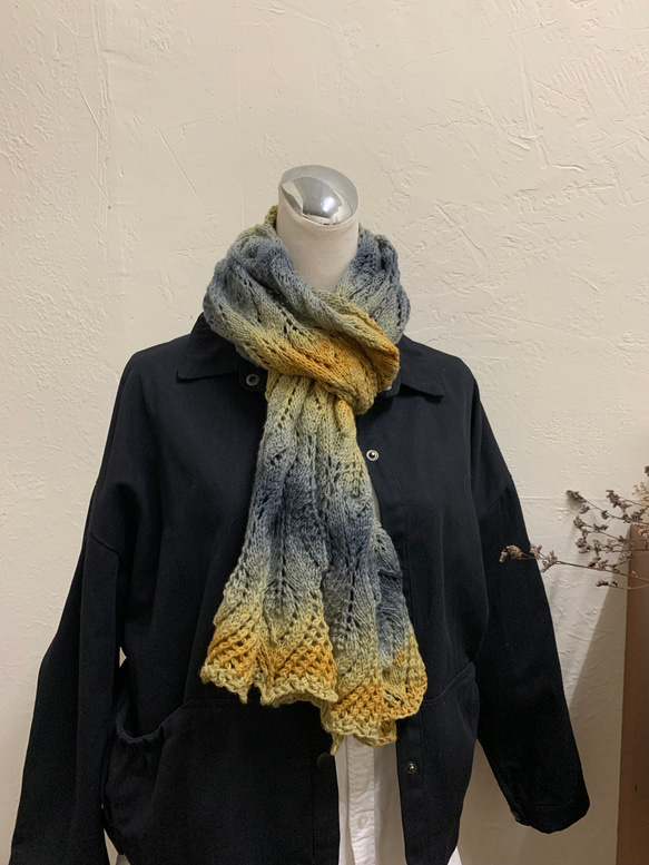 長版圍巾系列。葉子圖案圍巾。灰藍/黃段染。瑞士線材編織 第7張的照片