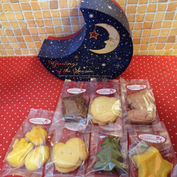 三日月型貼り箱にクリスマスの焼き菓子７種類詰め合わせ☆ 1枚目の画像