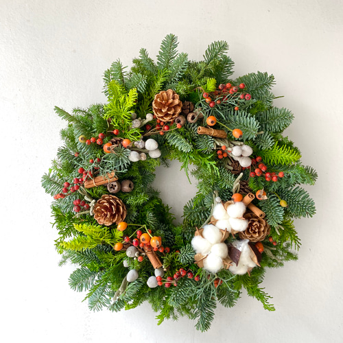 針葉樹と赤い実のクリスマスリース 針葉樹と赤い実のクリスマスリース