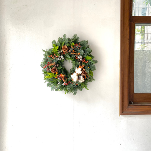 何度も再販！生の針葉樹＆赤い実たっぷりのクリスマスリース