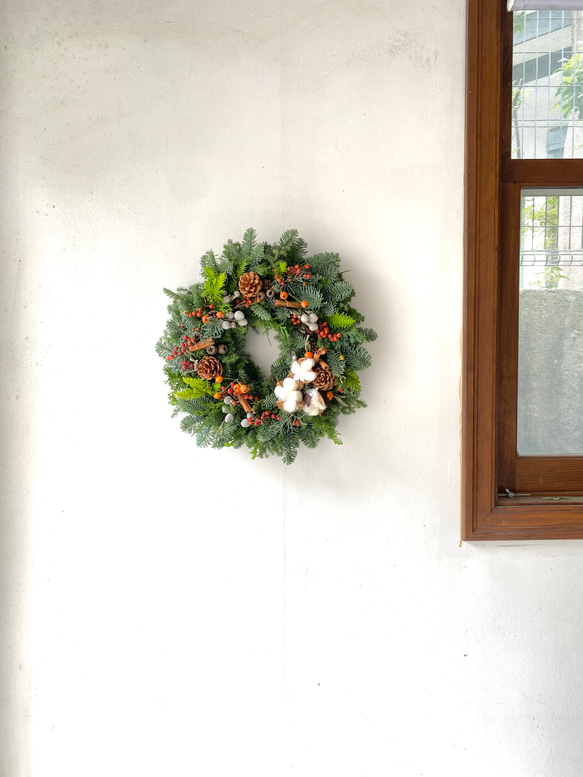 ＜作りたて発送＞生の針葉樹＆赤い実たっぷりのクリスマスリース ／生からドライになりゆく贅沢リース／選べる３サイズ 5枚目の画像