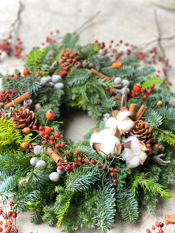 ＜作りたて発送＞生の針葉樹＆赤い実たっぷりのクリスマスリース ／生からドライになりゆく贅沢リース／選べる３サイズ 4枚目の画像