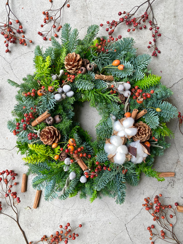 生の針葉樹＆赤い実たっぷりのクリスマスリース ／生からドライになり  