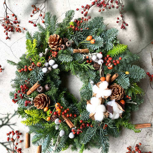 何度も再販！生の針葉樹＆赤い実たっぷりのクリスマスリース ／生から