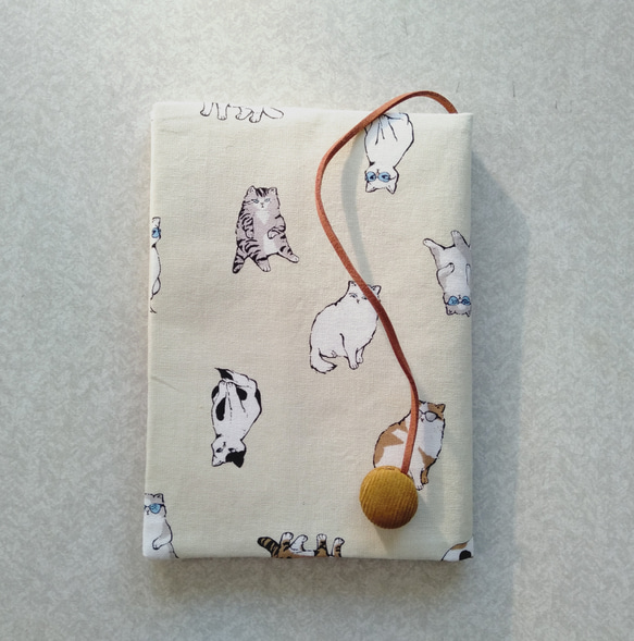 文庫本布のブックカバー（おちゃめな猫） 1枚目の画像