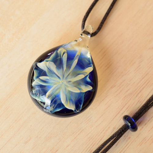 青い花＊ 雫型 ネックレス ペンダント 耐熱ガラスのアクセサリー