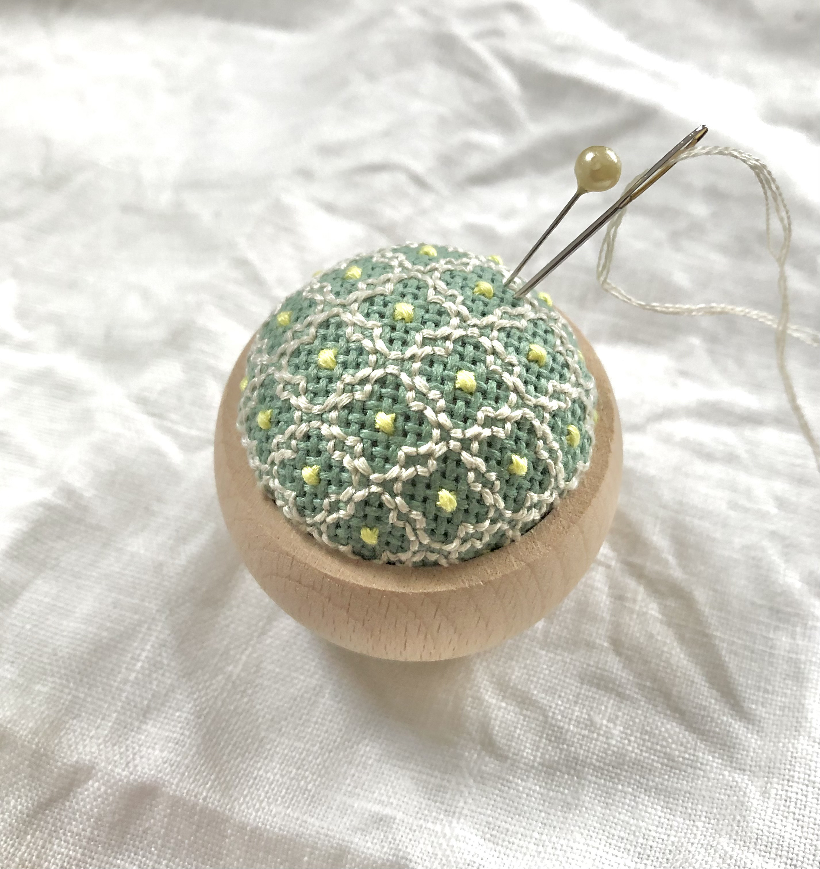 ピンクッション 針山 【 お花 / ソフトグリーン × きなり 】 その他