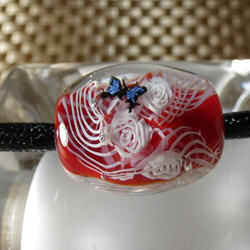 レース模様に咲く白バラとアゲハ蝶（ガラス、とんぼ玉、ペンダント） 2枚目の画像