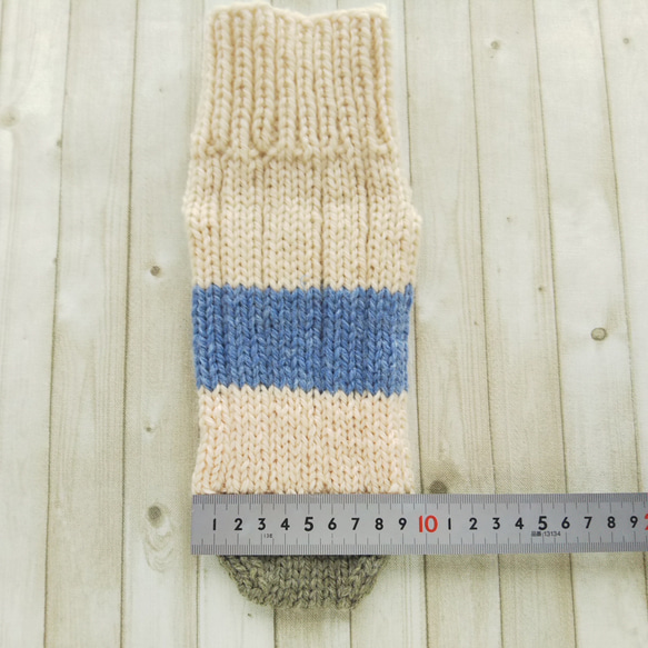 ウール混の手編み靴下(ベージュ+緑+青)底面21.5×9.5cm『Creema限定』 2枚目の画像